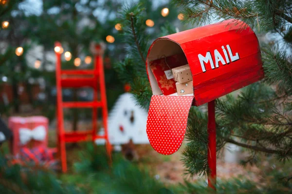 Karácsonyi piros retro polka pont postaláda a Mikulás a háttérben fenyő fák ajándékdobozok és karácsonyi levél. Újévi posta, gratulálok.. — Stock Fotó