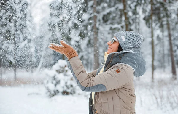 Mujer Feliz Caminando Aire Libre Día Invierno Nevado Modelo Femenino — Foto de Stock