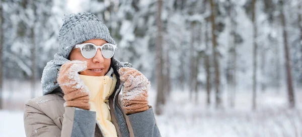 Mujer Feliz Caminando Aire Libre Día Invierno Nevado Modelo Femenino — Foto de Stock