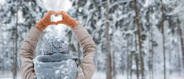 Mujer Feliz Caminando Fuera Los Bosques Nevado Día Invierno Mujer — Foto de Stock