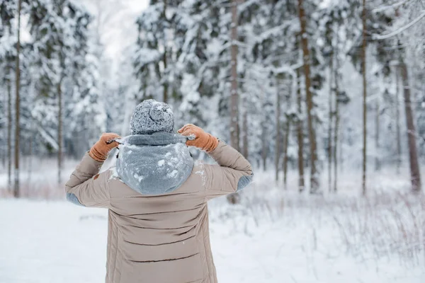 Mujer Feliz Caminando Fuera Los Bosques Nevado Día Invierno Mujer — Foto de Stock