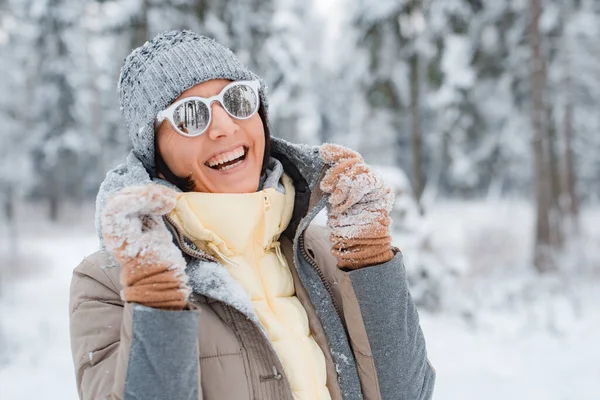 Mujer Feliz Caminando Aire Libre Día Invierno Nevado Mujer Alegre — Foto de Stock
