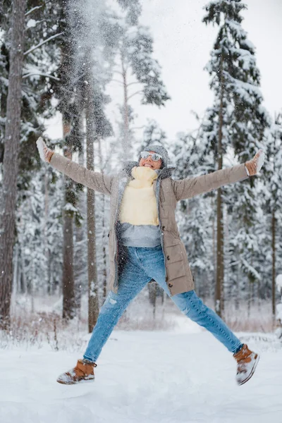 Mujer Feliz Caminando Aire Libre Día Invierno Nevado Mujer Feliz — Foto de Stock