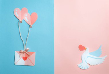 Sevgililer Günü için tebrikler. Kalp şeklinde iki balonun üzerinde uçan bir zarf pembedir.