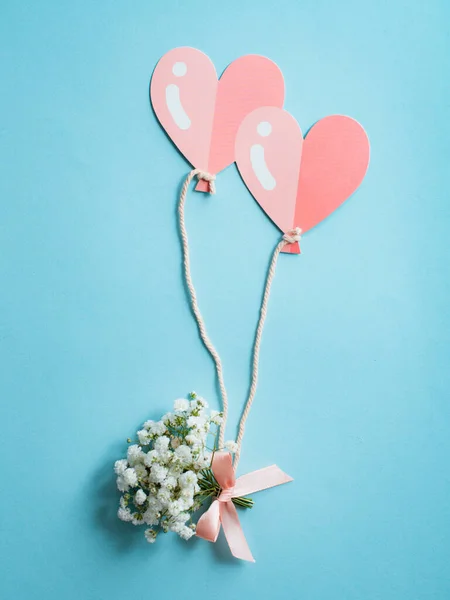 Flatley met het concept van een geschenk op ballonnen in de vorm van een hart vliegt levering winkelen voor een vakantie met felicitaties. — Stockfoto