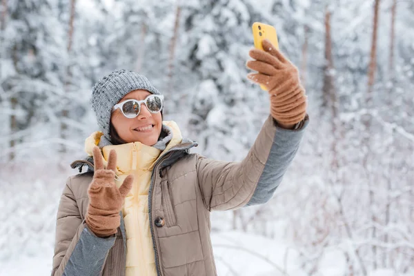 Mujer Feliz Ropa Abrigo Gafas Sol Haciendo Selfie Con Teléfono — Foto de Stock