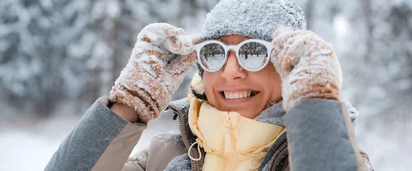 Mujer Feliz Ropa Abrigo Sombrero Punto Gafas Sol Pie Aire — Foto de Stock