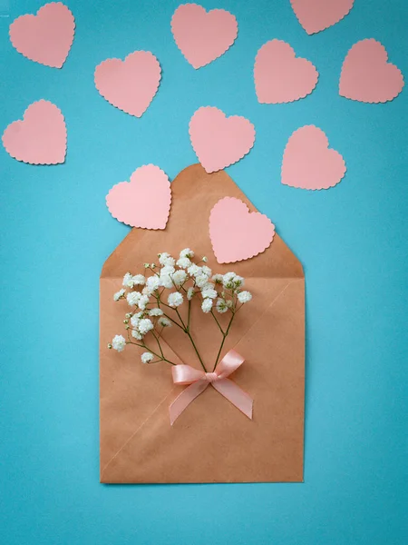 Ambachtelijke Envelop Met Een Boeket Bloemen Met Roze Harten Een — Stockfoto