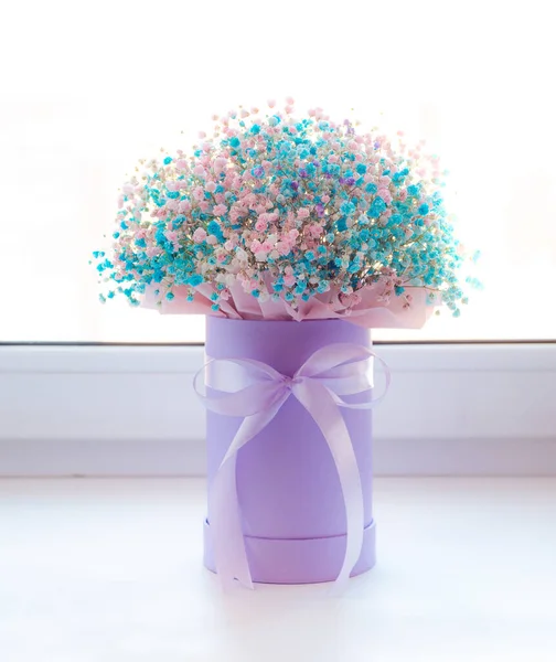 Buquê Belas Flores Gypsophila Multicoloridas Uma Caixa Presente Mesa Vestir — Fotografia de Stock