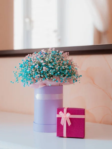 Buquê Belas Flores Gypsophila Multicoloridas Uma Caixa Presente Mesa Vestir — Fotografia de Stock