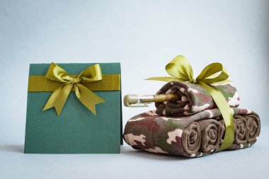 Erkek askeri bayramı hediyesi olarak el yapımı çoraplar ve kurdeleli bir tebrik kartı.