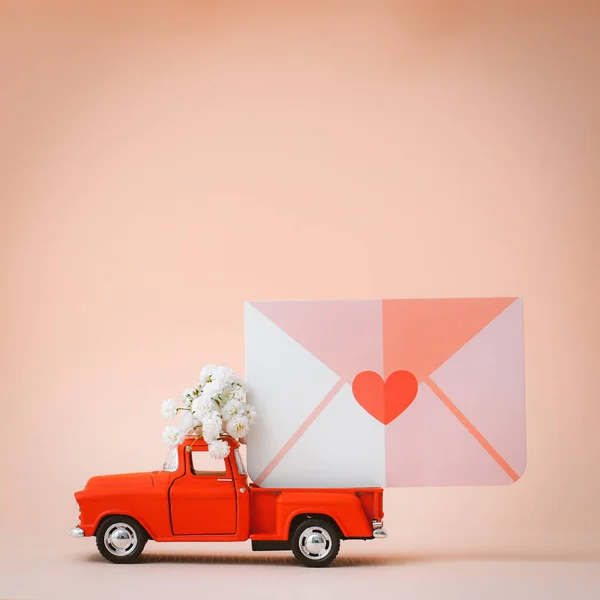 Red Pickup Retro Toy Car Delivering Mail Love Letters Flowers — Stock Photo, Image