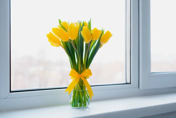 家の窓ガラスの花瓶に新鮮な黄色のチューリップの花束 3月8日の春節のコンセプト — ストック写真