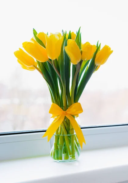 家の窓ガラスの花瓶に新鮮な黄色のチューリップの花束 3月8日の春節のコンセプト — ストック写真