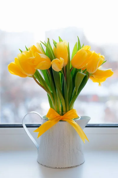 家の窓ガラスの花瓶に新鮮な黄色のチューリップの花束. — ストック写真