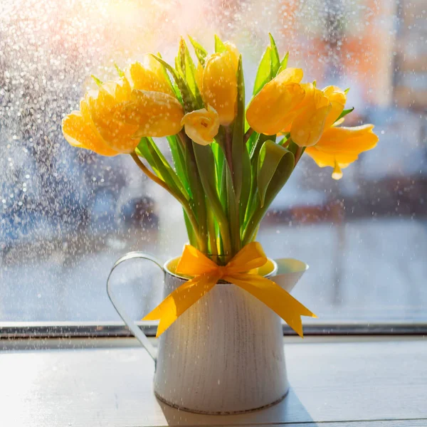 窓に雨が降った後の黄色のチューリップの光の花束. — ストック写真