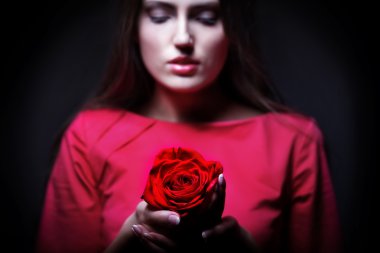 Gül desenli çok güzel bir kadın