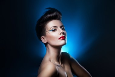 mavi bir ışık kırmızı dudaklar ile seksi çekici kadın