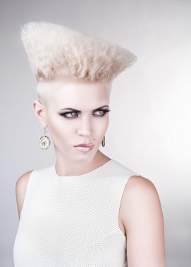 yakın çekim yaratıcı punk sarışın bir kadın portresi