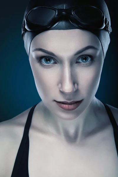 Närbild vertikala porträtt av simmare i mörk blå — Stockfoto