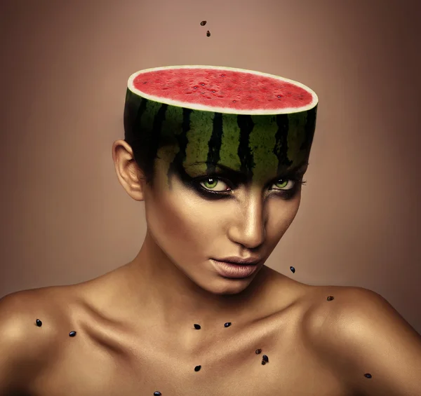Kobieta z głową arbuz — Zdjęcie stockowe