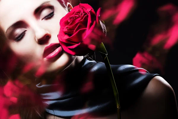 Femme attrayante avec rose — Photo