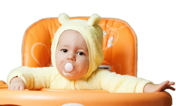 L'enfant est assis dans une chaise bébé attendant d'être nourri — Photo