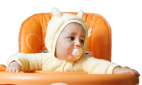 L'enfant est assis dans une chaise bébé attendant d'être nourri — Photo