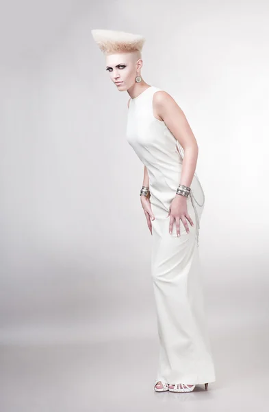 Yaratıcı saç modeli ile beyaz elbiseli çekici sarışın kadın — Stok fotoğraf