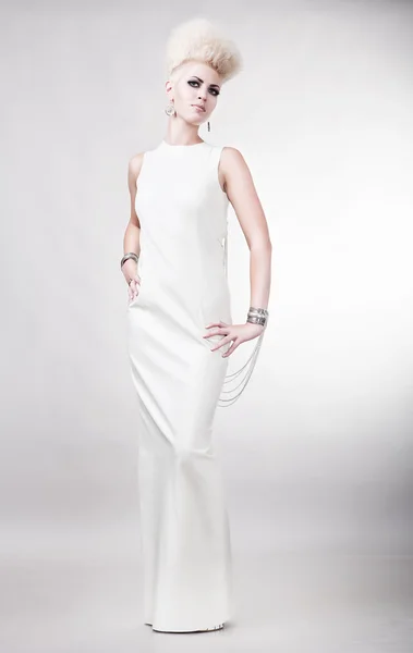 Bionda donna attraente in abito bianco con acconciatura creativa — Foto Stock