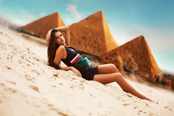 Attractive woman in egypt on pyramid background — Stock Photo, Image