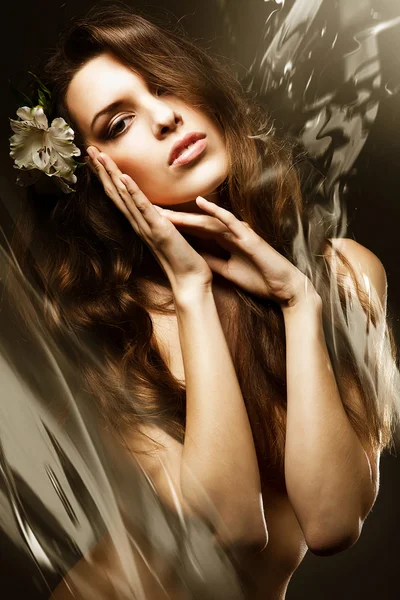 Bela mulher sexy com flores e água — Fotografia de Stock
