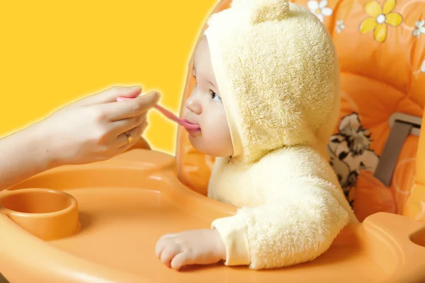 Alimentação bonito bebê menino — Fotografia de Stock