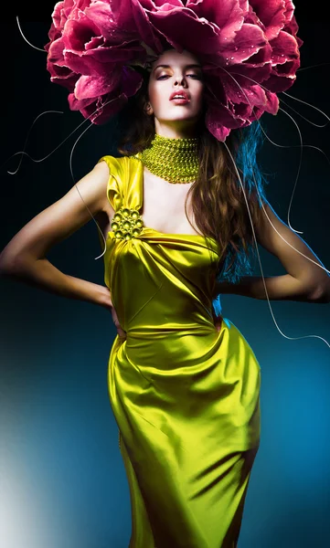 Sinnlich schöne Frau in grünem Kleid und Blumenhut — Stockfoto