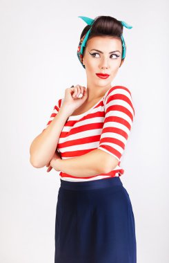 seksi esmer kadın etek ve çizgili tişört