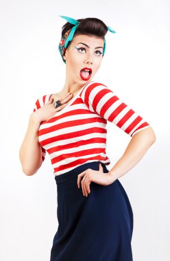 Kırmızı dudaklar ve açık ağız seksi pinup kadınla