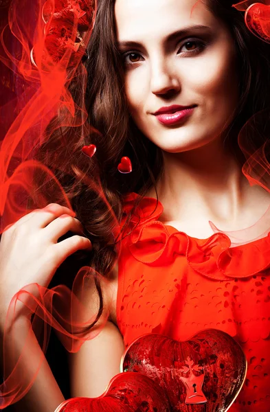 Mulher em vestido vermelho em torno de tecido vermelho — Fotografia de Stock