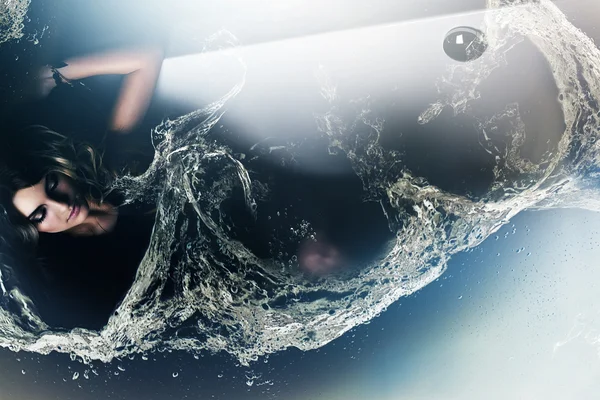 Belle femme couchée dans le bain avec de l'eau — Photo