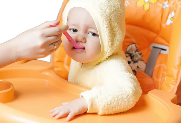 Alimentação bonito bebê menino 2 — Fotografia de Stock