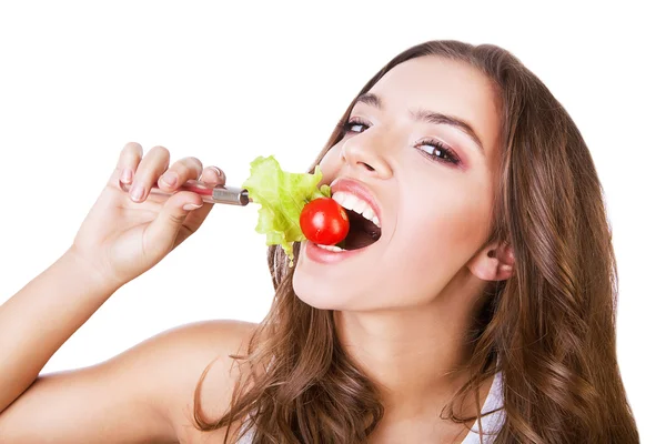 Encantadora mujer comiendo ensalada —  Fotos de Stock