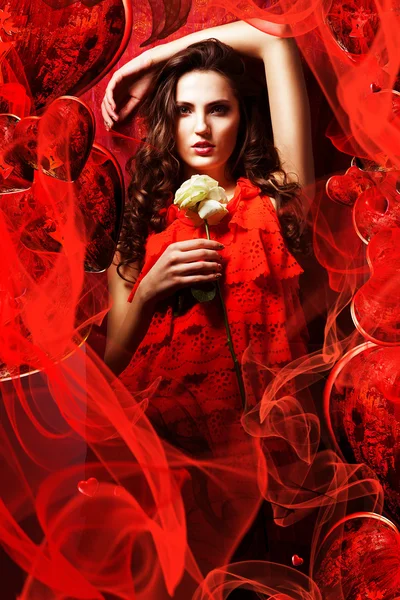 Hermosa mujer morena caliente en el amor en vestido rojo alrededor de la tela —  Fotos de Stock