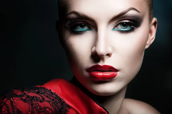 Close-up retrato de mulher loira com lábios vermelhos Fotos De Bancos De Imagens