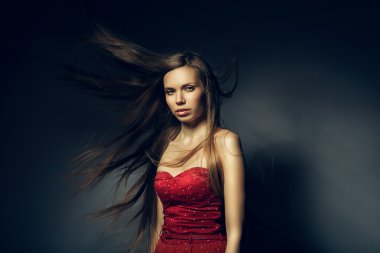 Kırmızı uzun rüzgarlı saçlı güzel kadın