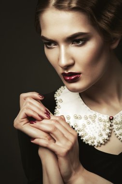 eski moda güzel bir kadın portresi