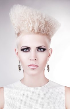 yaratıcı hairst ile fütüristik sarışın bir kadın portresi yukarıya kapatmak