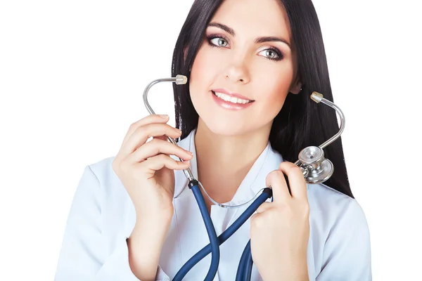 Médico sorrindo usando estetoscópio — Fotografia de Stock