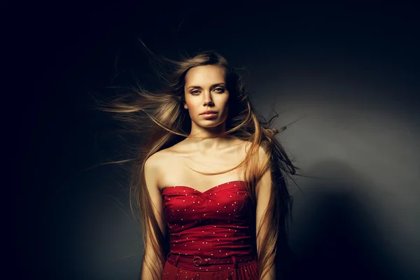 Kobieta z piękne długie włosy na wiatr — Zdjęcie stockowe