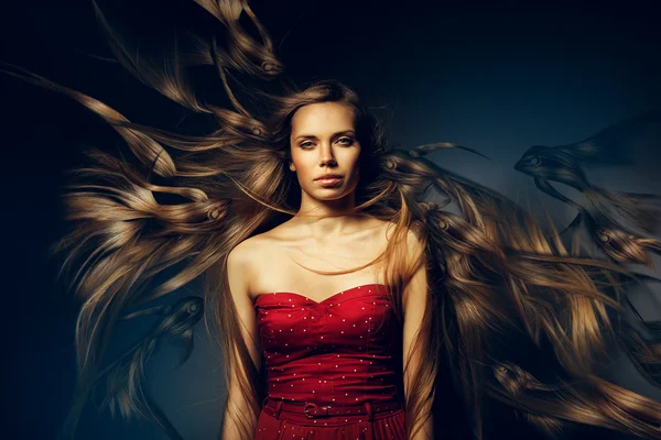 Женщина с красивыми длинными волосами в воде — стоковое фото