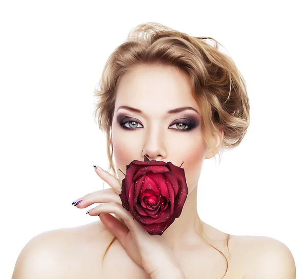 Jovem bela mulher e rosa vermelha na boca — Fotografia de Stock