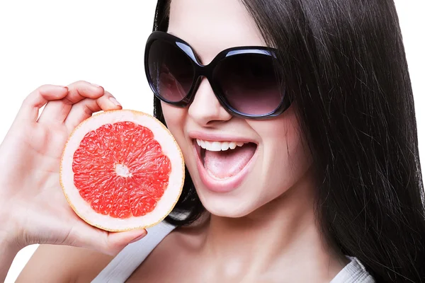 Menina alegre em óculos de sol com toranja — Fotografia de Stock